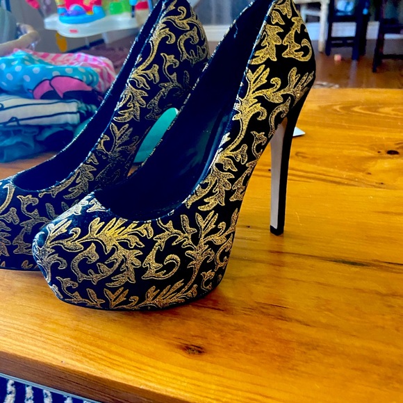 Size 7 BeBe heels - Picture 1 of 2